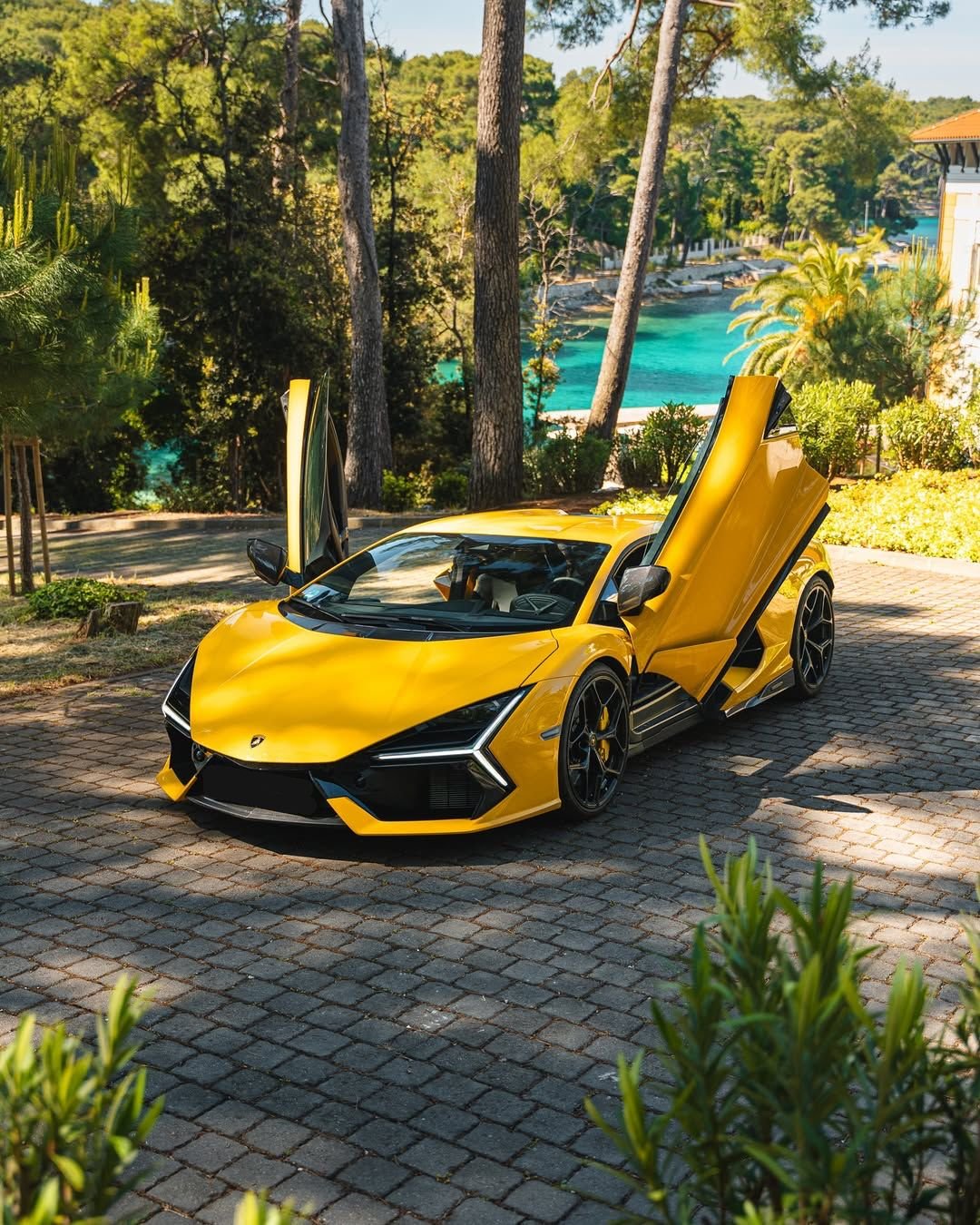 Lamborghini Revuelto — photo 3